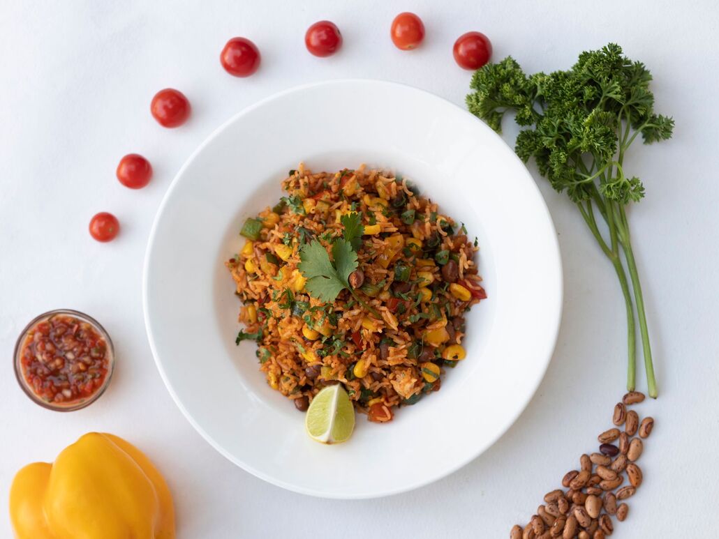 Gallo pinto, arroz con frijoles negros, en un bol blanco