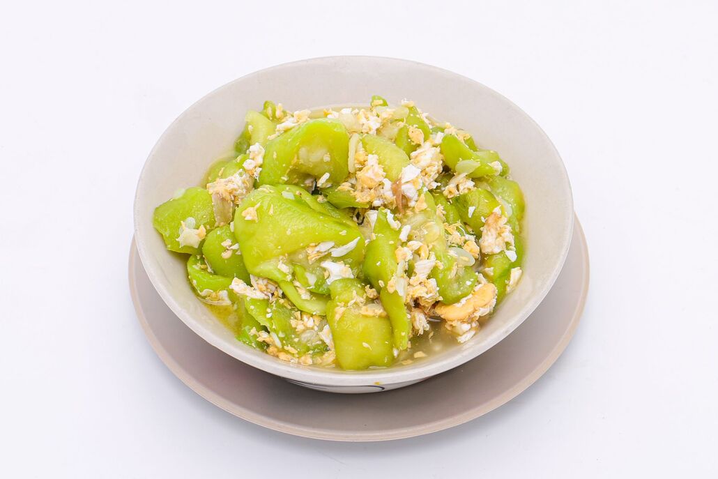 Goya champuru, melón amargo salteado con tofu y huevo