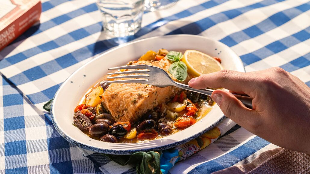 Salmón con tomates cherry y aceitunas
