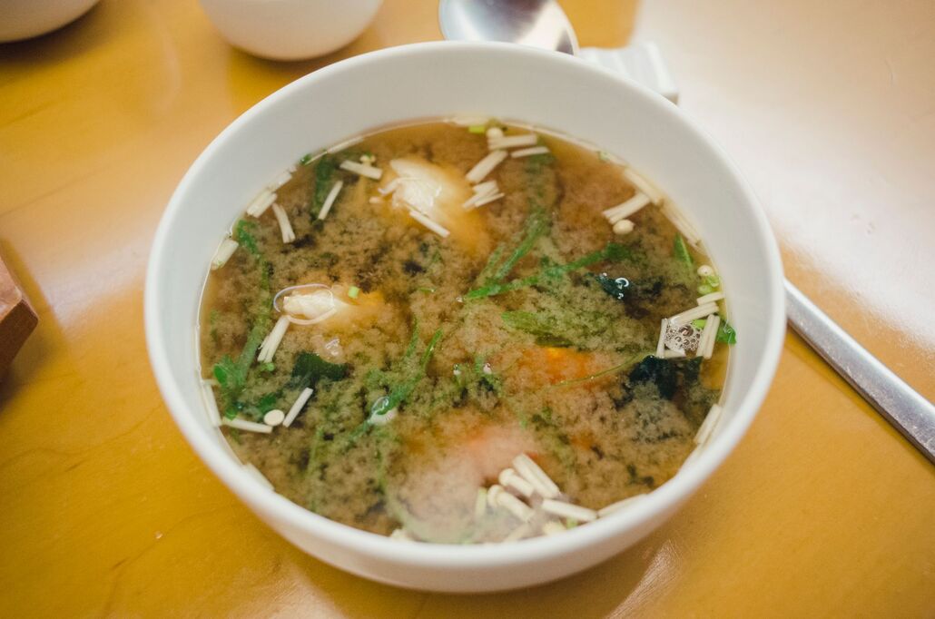 Sopa de miso con tofu y wakame