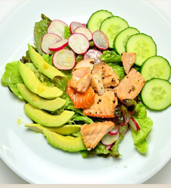 Ensalada keto de salmón y palta