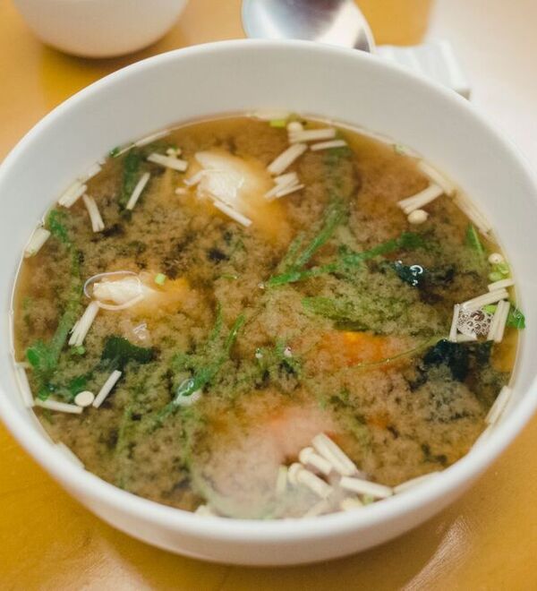 Sopa de miso con tofu y wakame